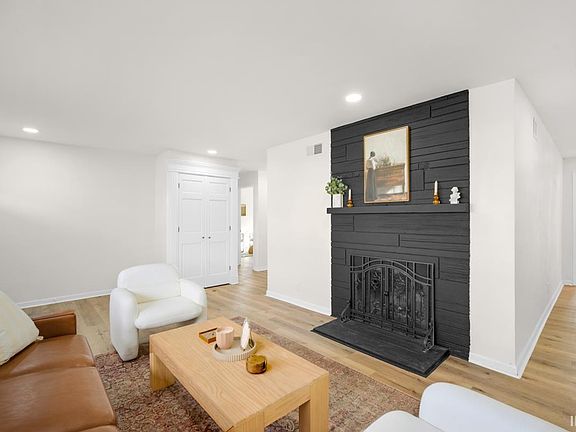 4th image of 521 Holly Ln