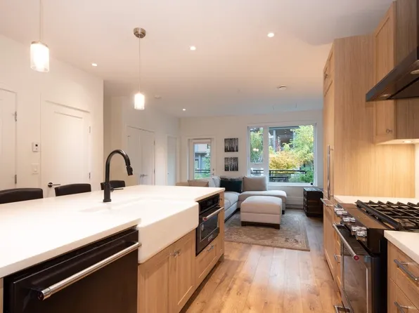 525 E 2nd St #122, North Vancouver, BC V7L 1C8