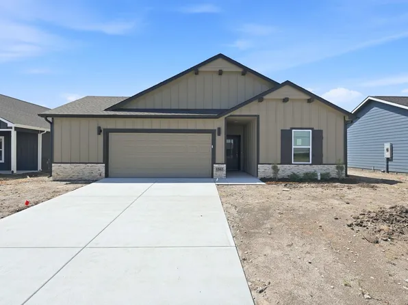 1562 N Emerald Valley Dr, Mulvane, KS 67110