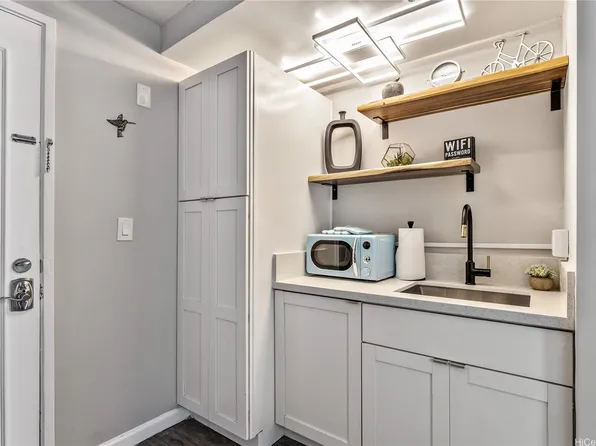 134 Kapahulu Ave #700, Honolulu, HI 96815