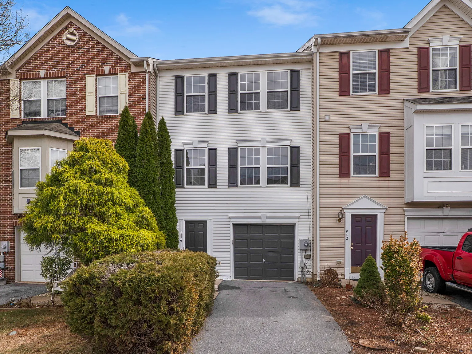 3 bed, 2.5 bath, 2460 sqft, $2,200 — Photo 1