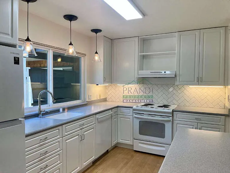 137 Pixley Ave — Photo 2