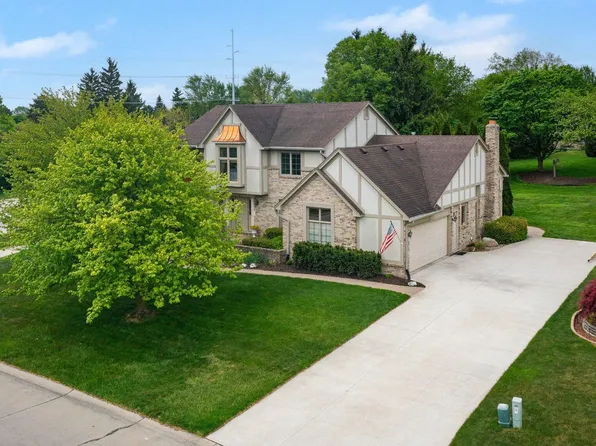 17107 Maple Hill Dr, Northville, MI 48168