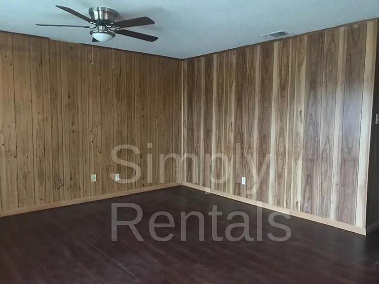 409 Maple St — Photo 11