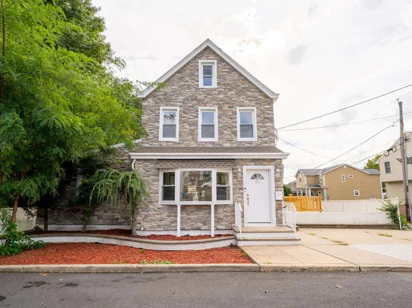 92 Central Ln, Secaucus, NJ 07094