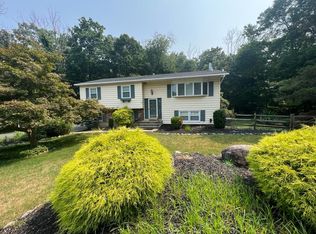 8 Quincy Ct, Airmont, NY 10901