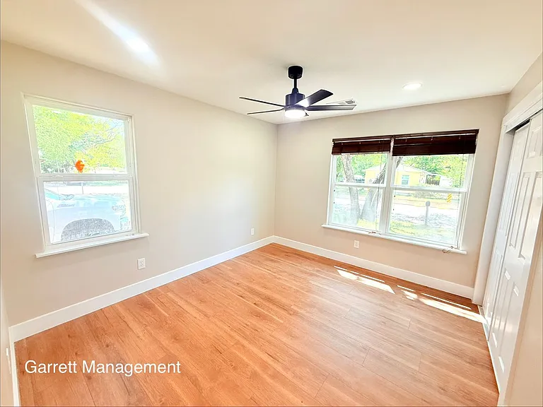 505 W Avenue C — Photo 7
