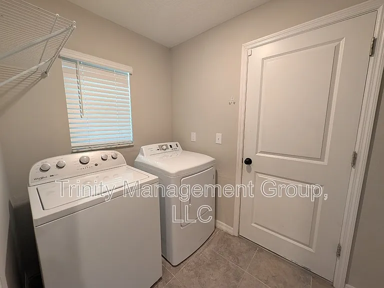 367 Argyll Dr — Photo 8