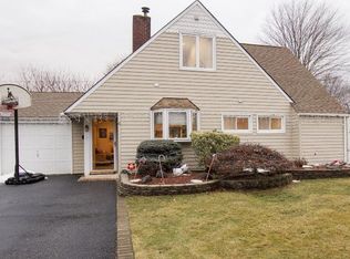 6 Reverse Ln, Levittown, NY 11756