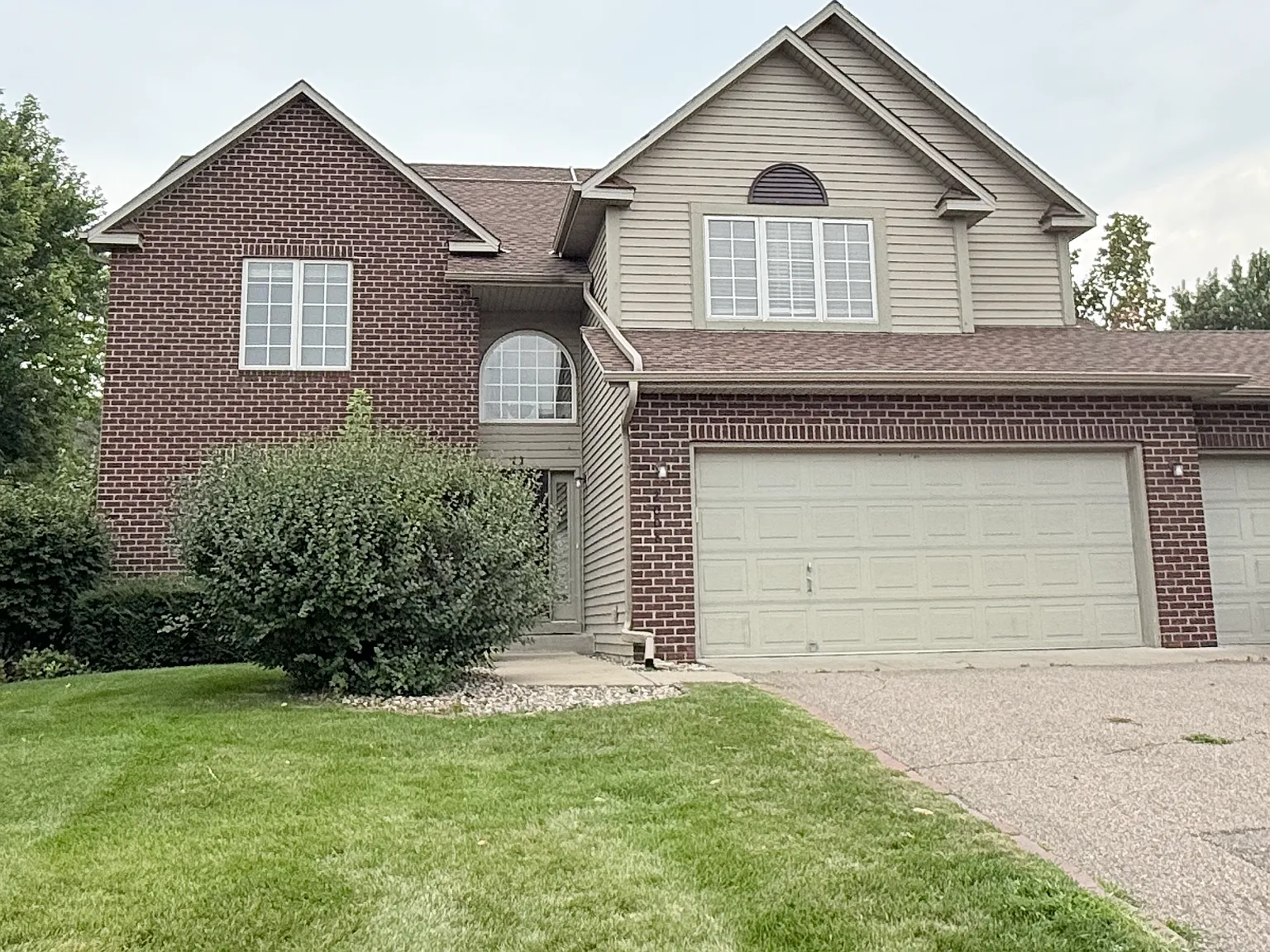 4 bed, 3.5 bath, 4100 sqft, $3,399 — Photo 1