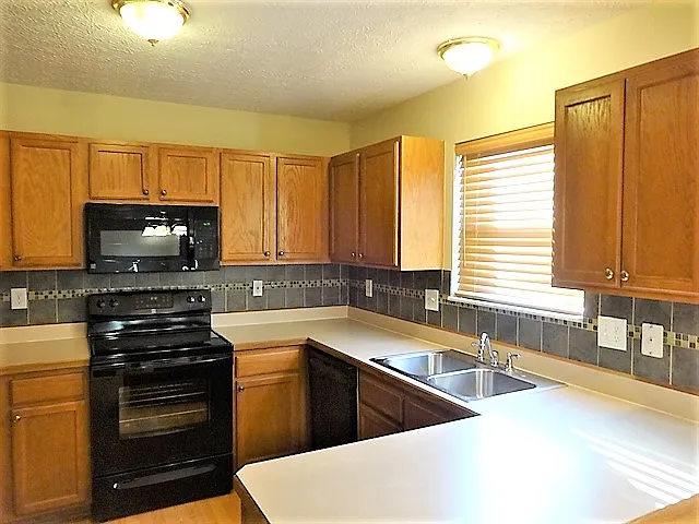 771 Spivey Ln — Photo 2