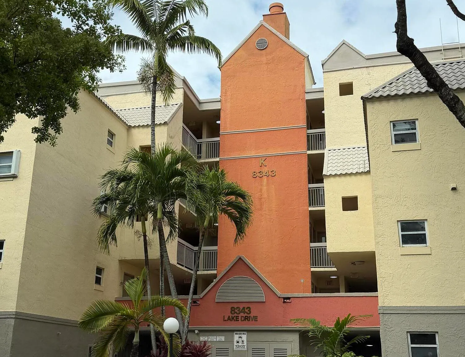 1 bed, 1.0 bath, 810 sqft, $1,925 — Photo 2