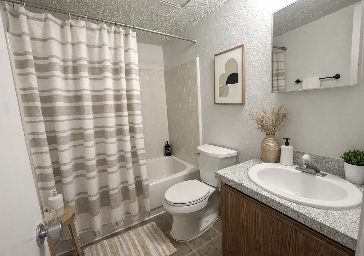 True 1 Bedroom Overlooking Doak Campbell — Photo 4