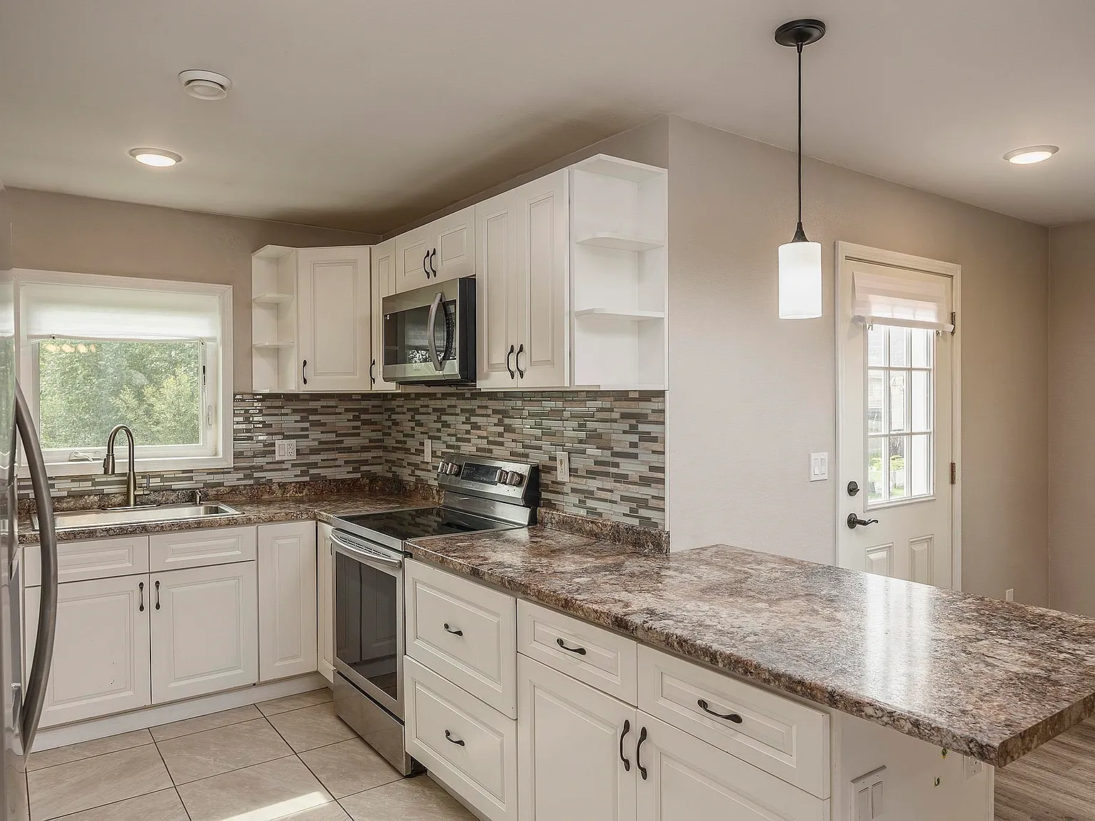 3 bed, $2,200 — Photo 4
