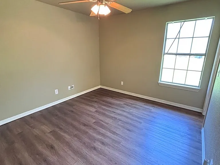 114-116 S Ray Ave — Photo 6