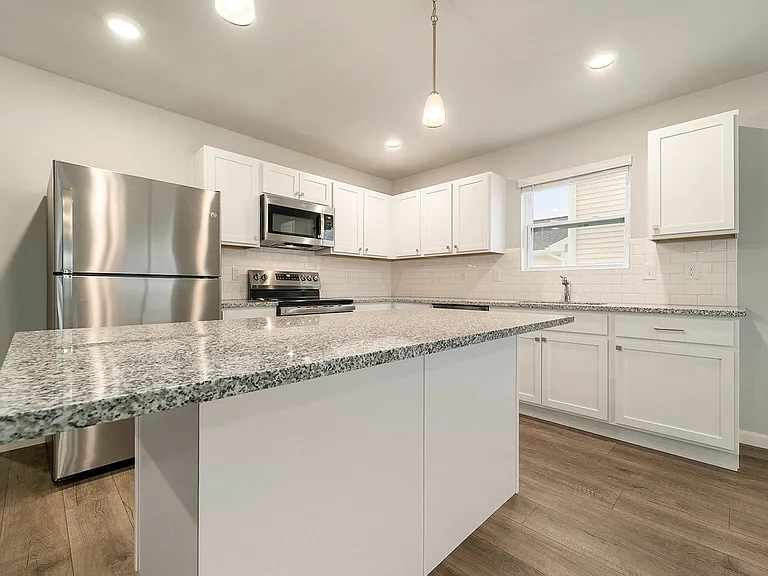 586 Orchard Ave — Photo 2