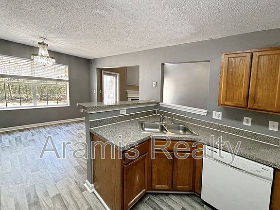 4th image of 577 Hillandale Park Dr