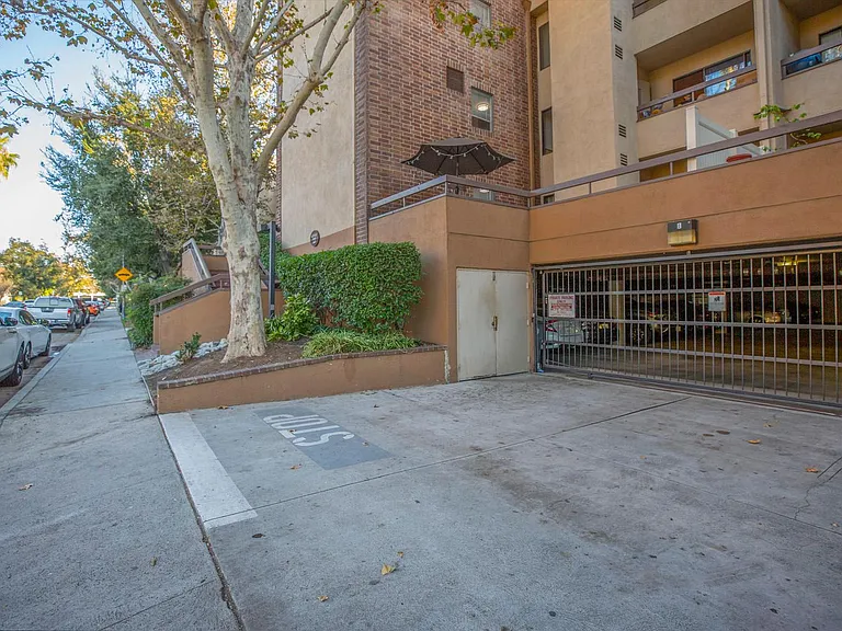 460 Oak St — Photo 23