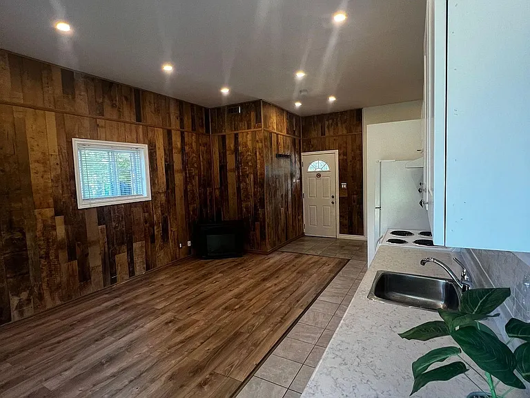 16632 York Durham Line N #GARAGE — Photo 11
