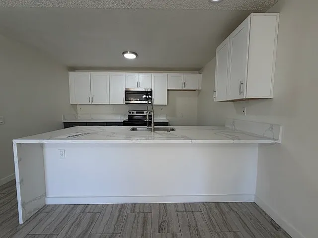 Upgraded Orange 1 Bedrooms — Photo 9