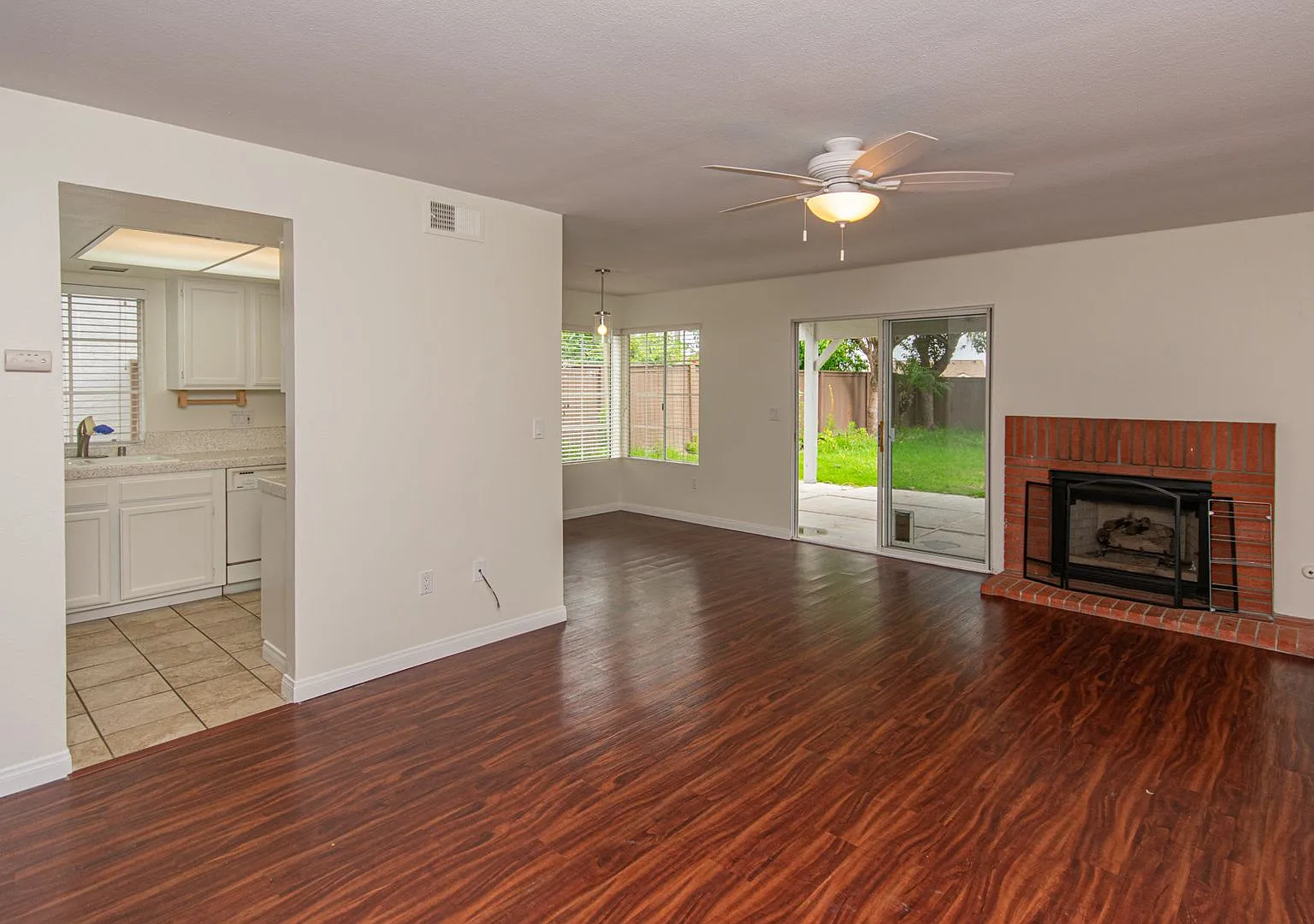 Freshly Painted 2BR/2.5BA Condo with Peak a Boo Ocean View!! — Photo 2