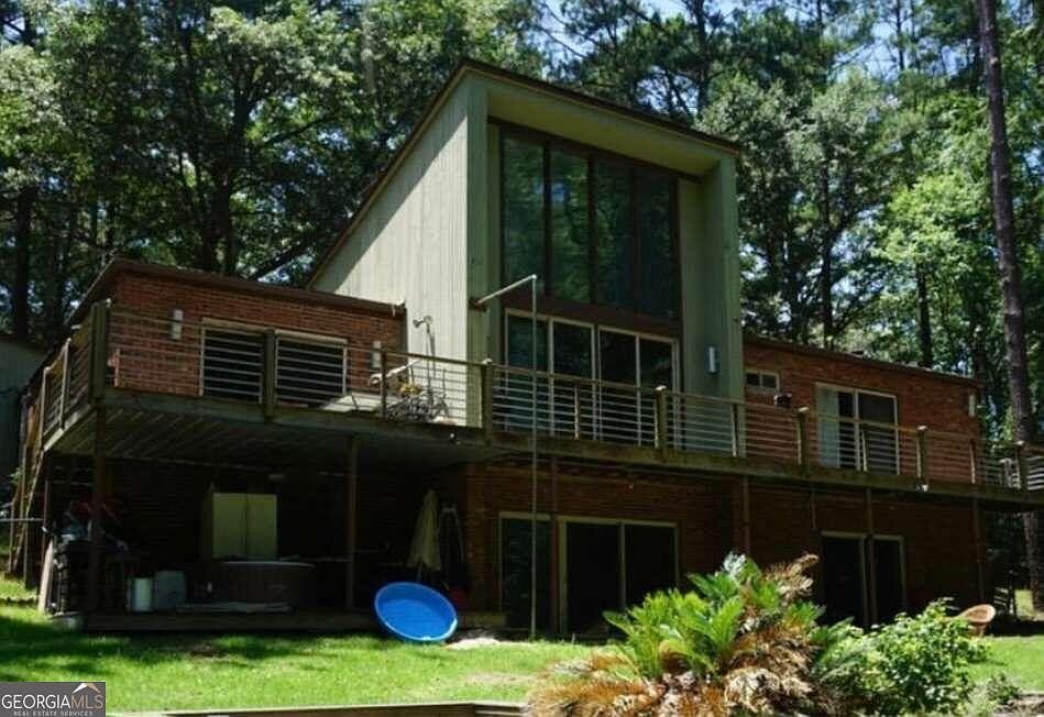 1st image of 637 NE Woodland Dr