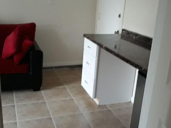 5th image of 916 S Calmgrove Ave