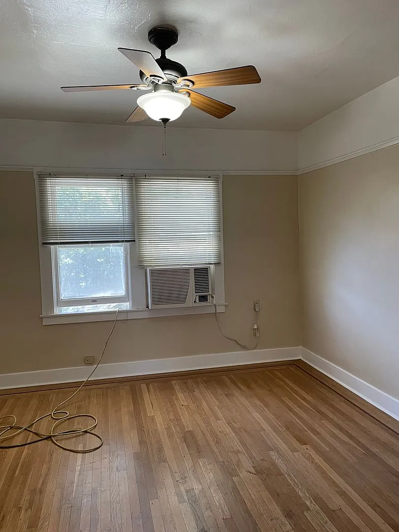 20thST1401 — Photo 4