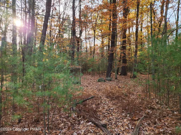 Glen Ln, Stroudsburg, PA 18360