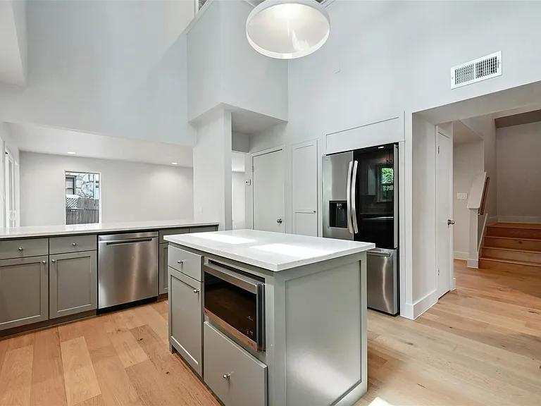 1305 Kenwood Ave — Photo 10