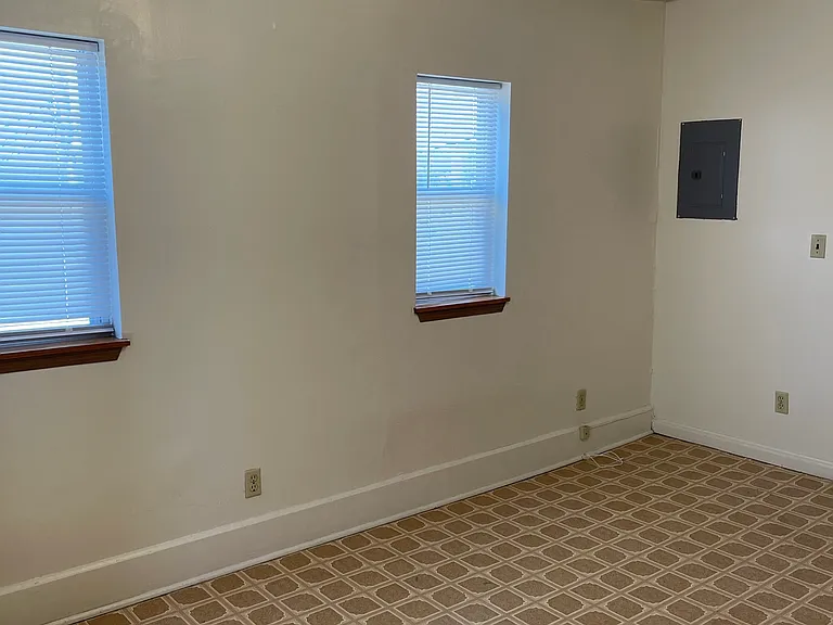 523 E Burlington St #3 — Photo 6