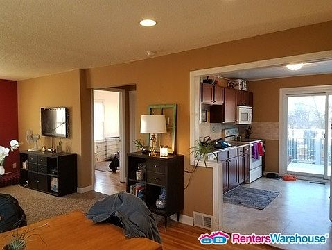 4th image of 59 Logan Ave W