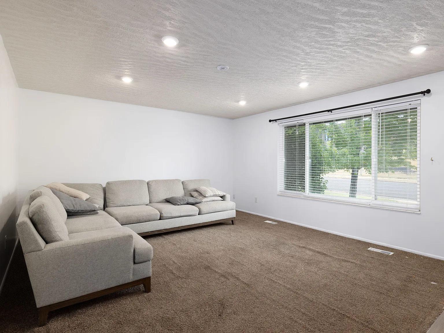 4 bed, 2575 sqft, $2,250 — Photo 3