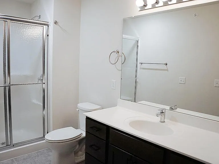 7_esker-townhomes-residences-madison-bathroom