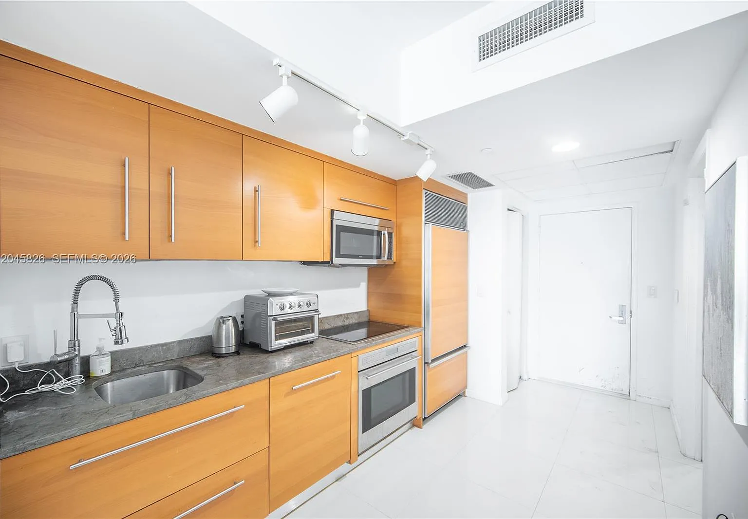 Iconbrickell Condo No 1 — Photo 2
