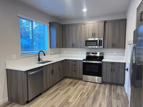 823 SE 5th St #1, Bend, OR 97702