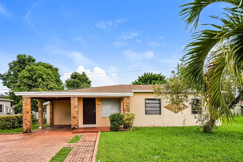 3 bed, 1.0 bath, 1276 sqft, $2,670 — Photo 1