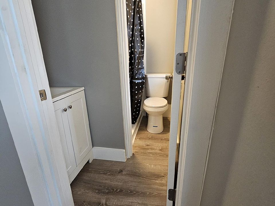 2nd image of 2044 Dewey Ave APT 5