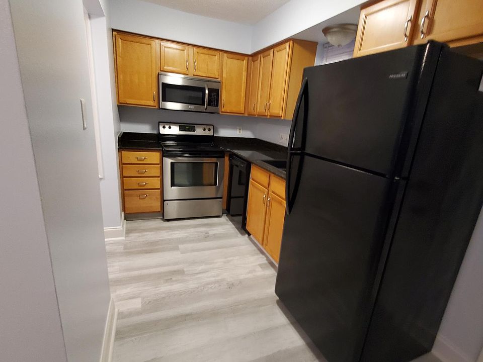 KITCHEN VIEW
NEW FLOORING AND PAINT