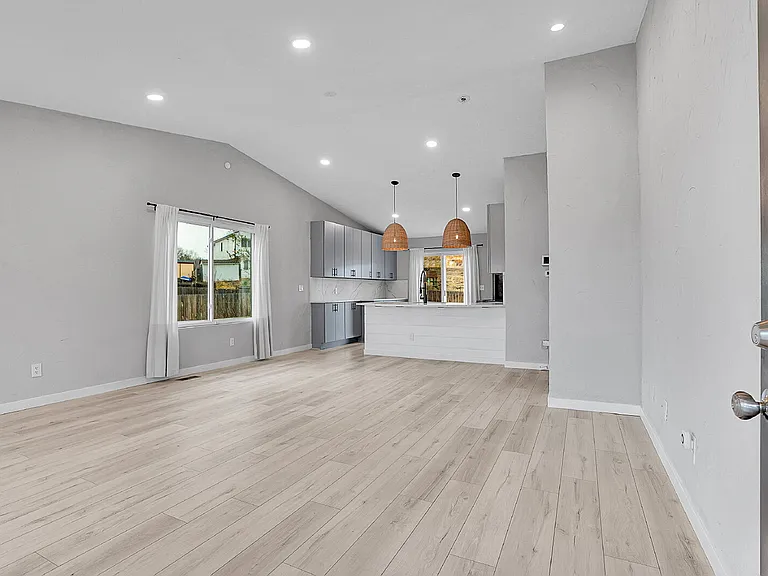 8065 Eagleview Dr — Photo 2