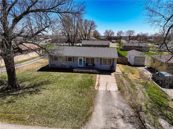105 Sioux Ave, Hiawatha, KS 66434