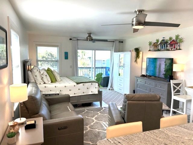 Renovated. Clean & Nice. 3rd Floor End Unit with No one above or next to you on the South Side.