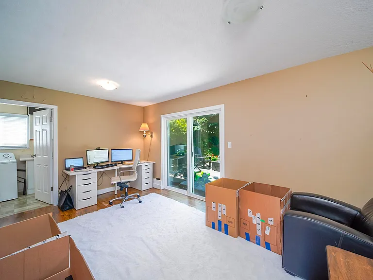 167 52a St #167 — Photo 11