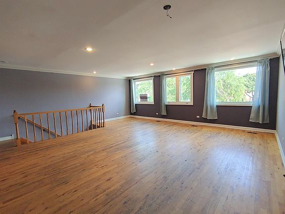 3rd image of 1050 N Milwaukee Ave