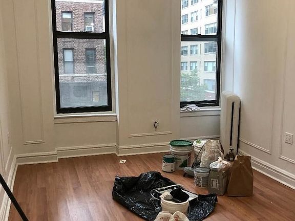 4th image of 139 E 61st St #3F