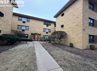 9016 Lamon Ave APT 2, Skokie, IL 60077