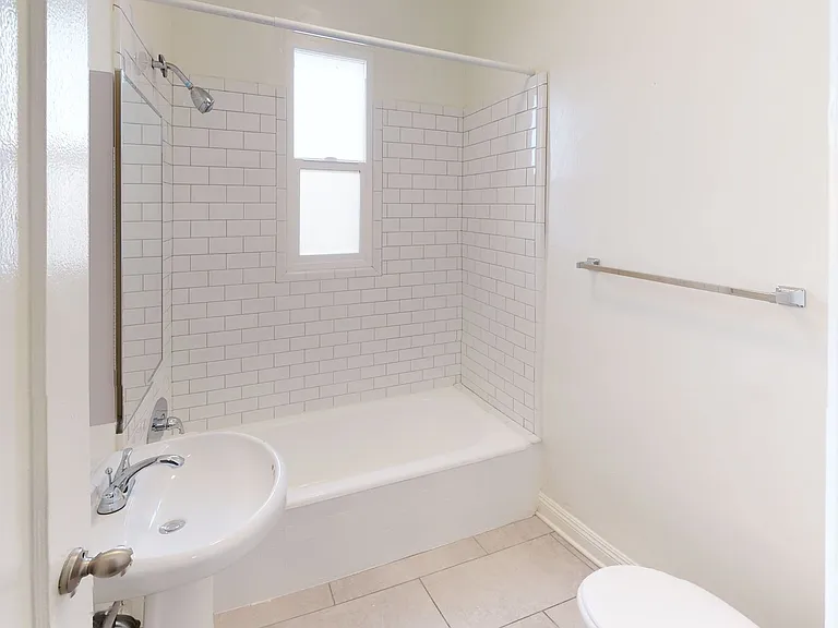 La Chandelle Apts...Charming building...Renovated Apartments Available...Hardwood Floors! — Photo 14