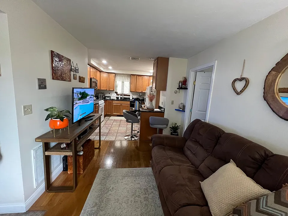 3 8th St #1