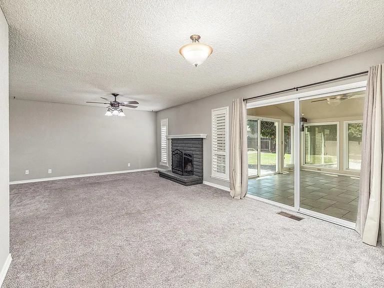 131 Mulholand Dr — Photo 4