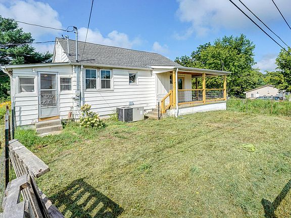 3rd image of 1820 E Myrtle Ave